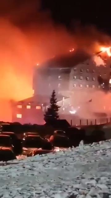 В результате пожара на горнолыжном курорте Карталкая в Турции погибли 10 человек (21.01.25).