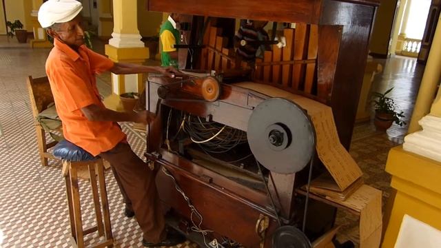 Organo: Paris  - Street Organ in Santiago de Cuba, by Peyo 21