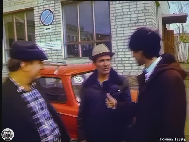 Люди возмущены тем что моторное масло невозможно купить. 1989 год. Тюмень.