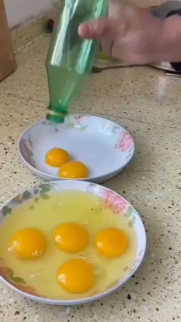 Отделяем желток от белка