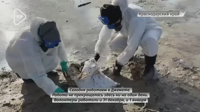 Волонтеры Единой России и МГЕР продолжают очищать акваторию Черного моря.