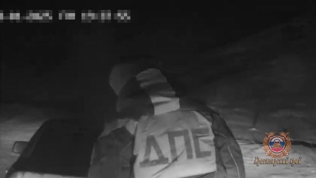 На юге Красноярского края инспекторы ДПС помогли водителю, застрявшему в мороз на загородной трассе