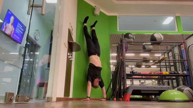 Провисания в плечах в стойке на руках у стены (Handstand shoulder elevation and protraction)