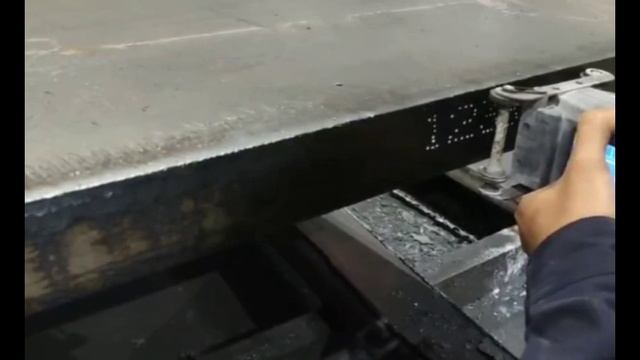 Маркировка торца сляба ручным портативным маркиратором