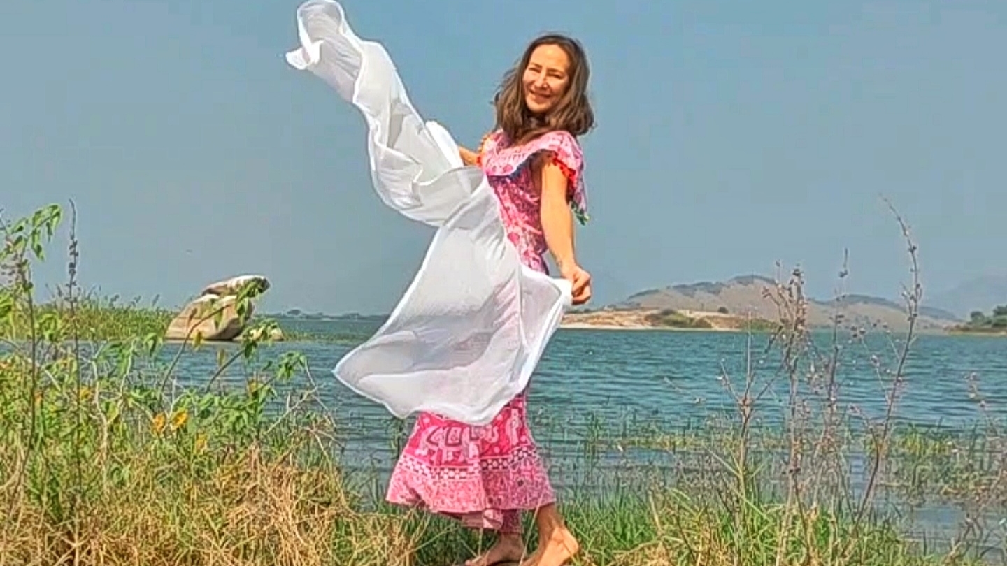 Я вольный ветер, я вечно вею, Волную волны, ласкаю ивы, В ветвях вздыхаю, вздохнув, немею..🌀
