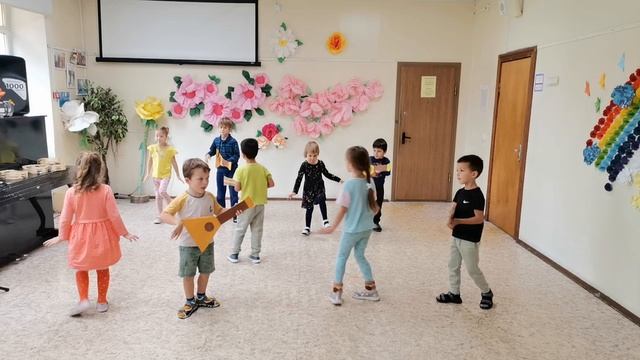 К_утреннику_балалайка