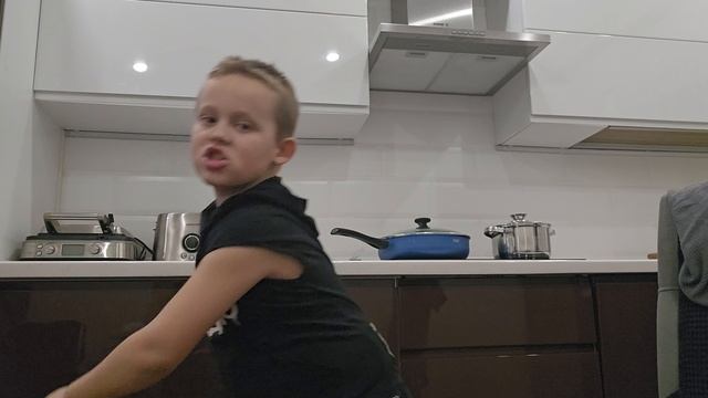 учу игрушечным ножиком крутить
