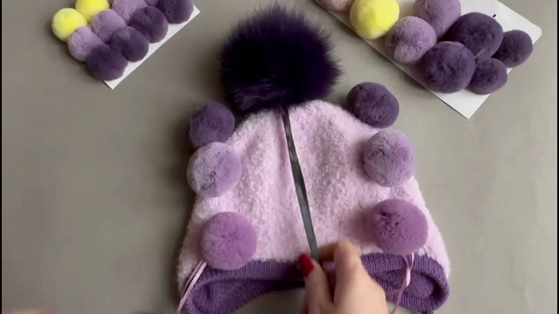 Выбор оттенка и размера помпона для детской вязаной шапки