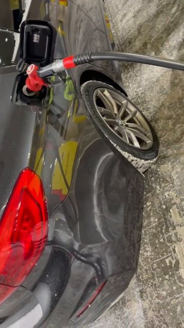 BMW 5 G30 на заправке