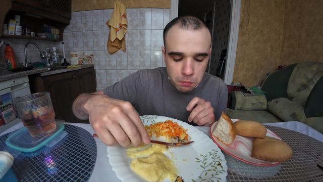 МУКБАНГ РЫБА - МИНТАЙ ЖАРЕНЫЙ / ПЮРЕ / САЛАТ ОВОЩНОЙ / ПЕЧЕНЬЕ С ЧЕРНИКОЙ / EATING MUKBANG ASMR АСМР