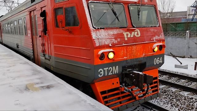 Электропоезд ЭТ2М-064 Сообщением Шапки-Санкт-Петербург Отправляется с платформы Ижорский Завод