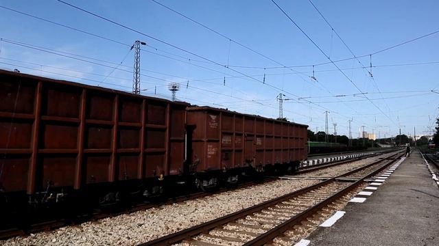 Влак на "БДЖ-ТП", уловен на гара Плевен-запад, начело с локомотив "Шкода" 44 184...