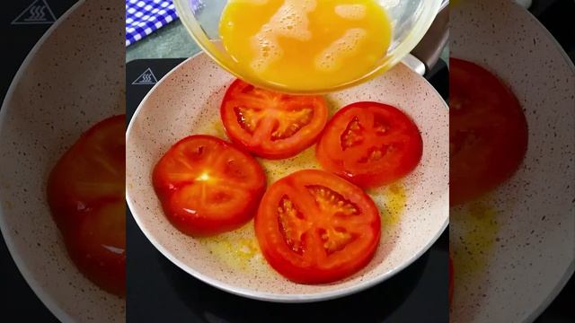 ВКУСНЕЙШИЙ ОМЛЕТ С ПОМИДОРАМИ, ЛУКОМ И СЫРОМ
