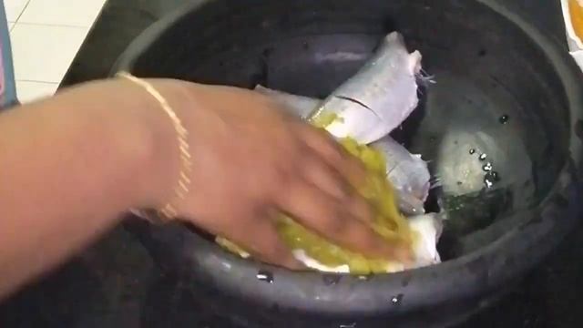 കാന്താരി മുളക് അരച്ച് വറുത്ത മത്തി | Special Kanthari Fish Fry | Cooks And Crafts By Indhu