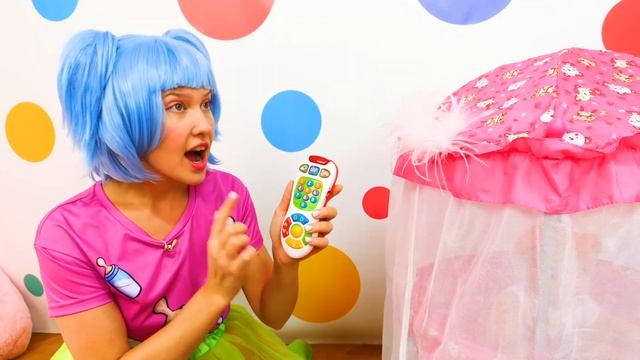 Мишка застрял на дереве! Лечим лапки и кормим медом  Видео для девочек про игрушки