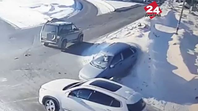 В Димитровграде «Патриот» снес «Калину» на кольце