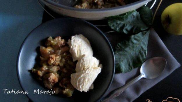 Крамбль с ревенем , яблоком и изюмом