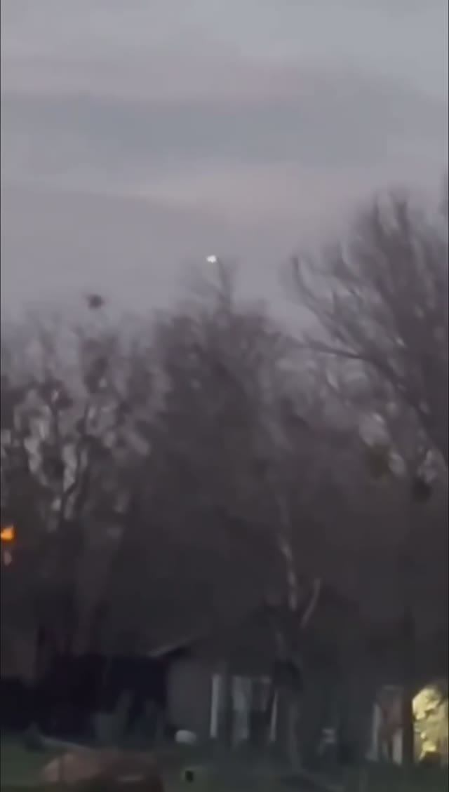 Яркий Шар На Заднем Дворе