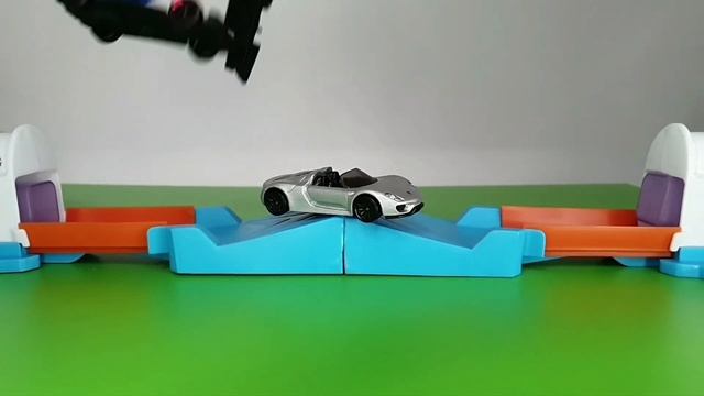 Fight#025 - PORSCHE 918 SPYDER vs LAMBORGHINI AVENTADOR SV ROADSTER - Diecast Cars Demolition Derby