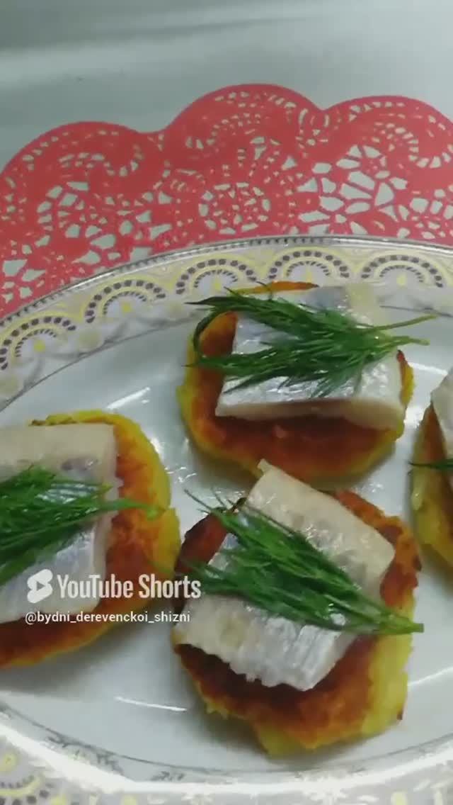 Драники без муки и яиц. Или супер бутерброд с селёдкой и зеленью.