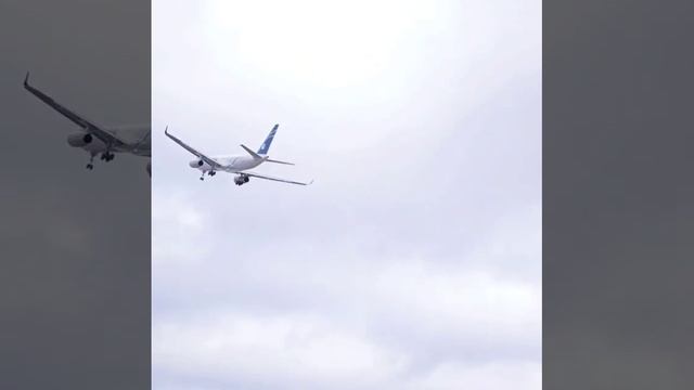 Ту-214 — среднемагистральный узкофюзеляжный пассажирский самолёт