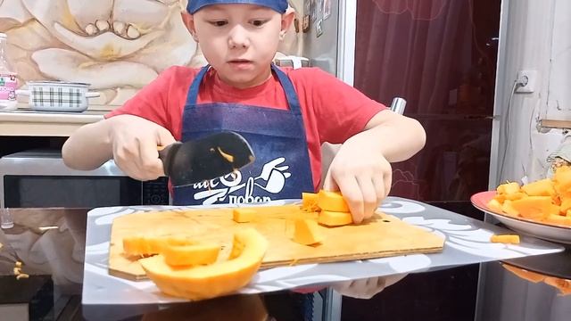 =-Никита   Воробей готовит кашу из тыквы