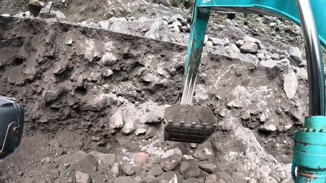 Строительство, экскаватор выкапывет более качественый песок