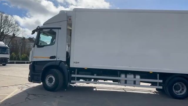 Mercedes Actros 2533 6x2 Day Cab Fridge Box (SV64 CVN - Law Trucks)