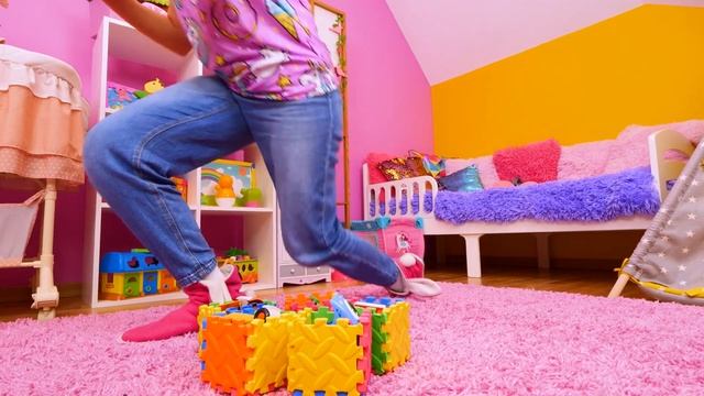 Сюрпризы для друзей! Видео для детей про игрушки на канале Как Мама