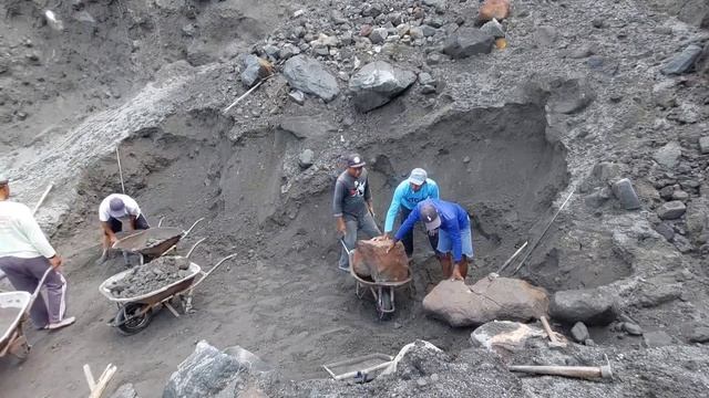 Строительство, шахтёрам удалось сбросить большие камни и сдвинуть песок