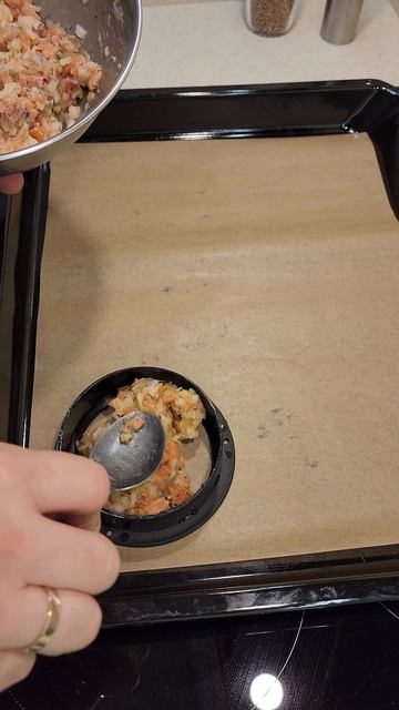 Рубленые котлеты из лосося с ананасами и кукурузой
