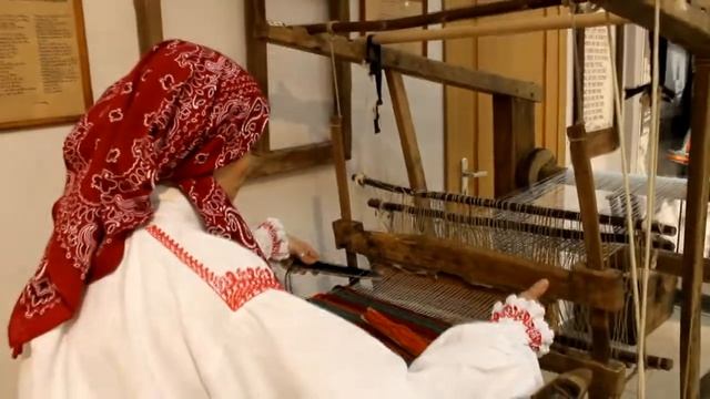 Работа на старинном ткацком стане