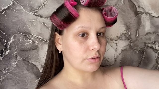 Накручиваю волосы на бигуди.