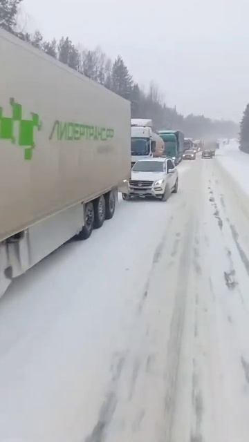 Утренняя пробка #грузоперевозки #буровая #дальнобой #доставкагруза  #утро #север #казань