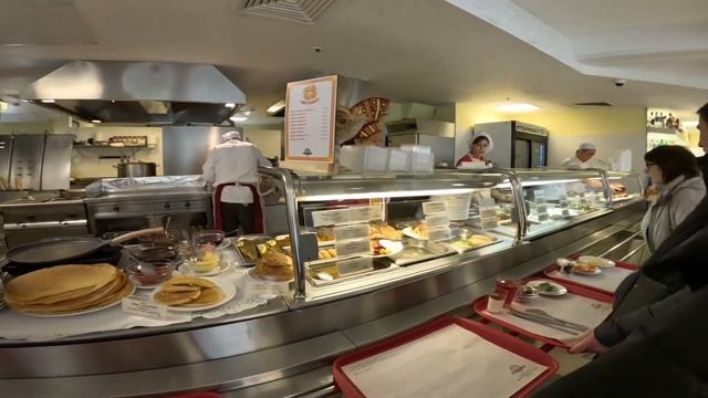 СТОЛОВАЯ #57 ГУМ МОСКВА. Ассортимент и обстановка в зале.