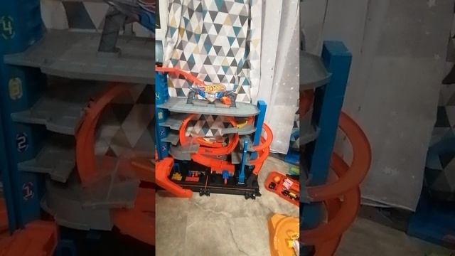 ТРЕК И КРУТЫЕ МАШИНКИ