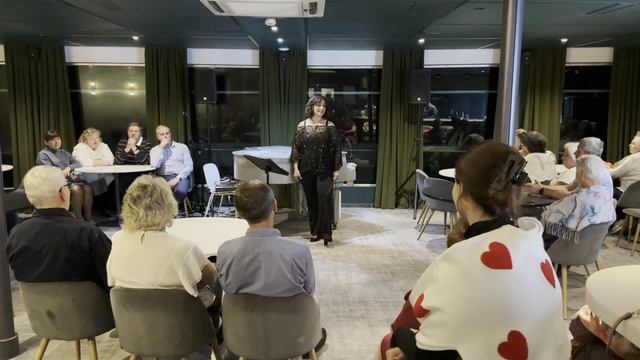 Ваше благородие вместе с залом на теплоходе