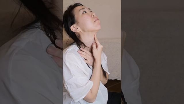 растягиваемся вместе со мной. Let's stretch neck with me