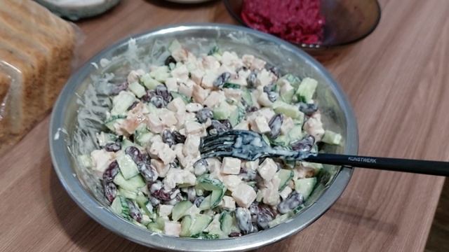 Салат из фасоли с копчёной курицей