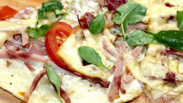 Пицца с четырьмя видами мяса
