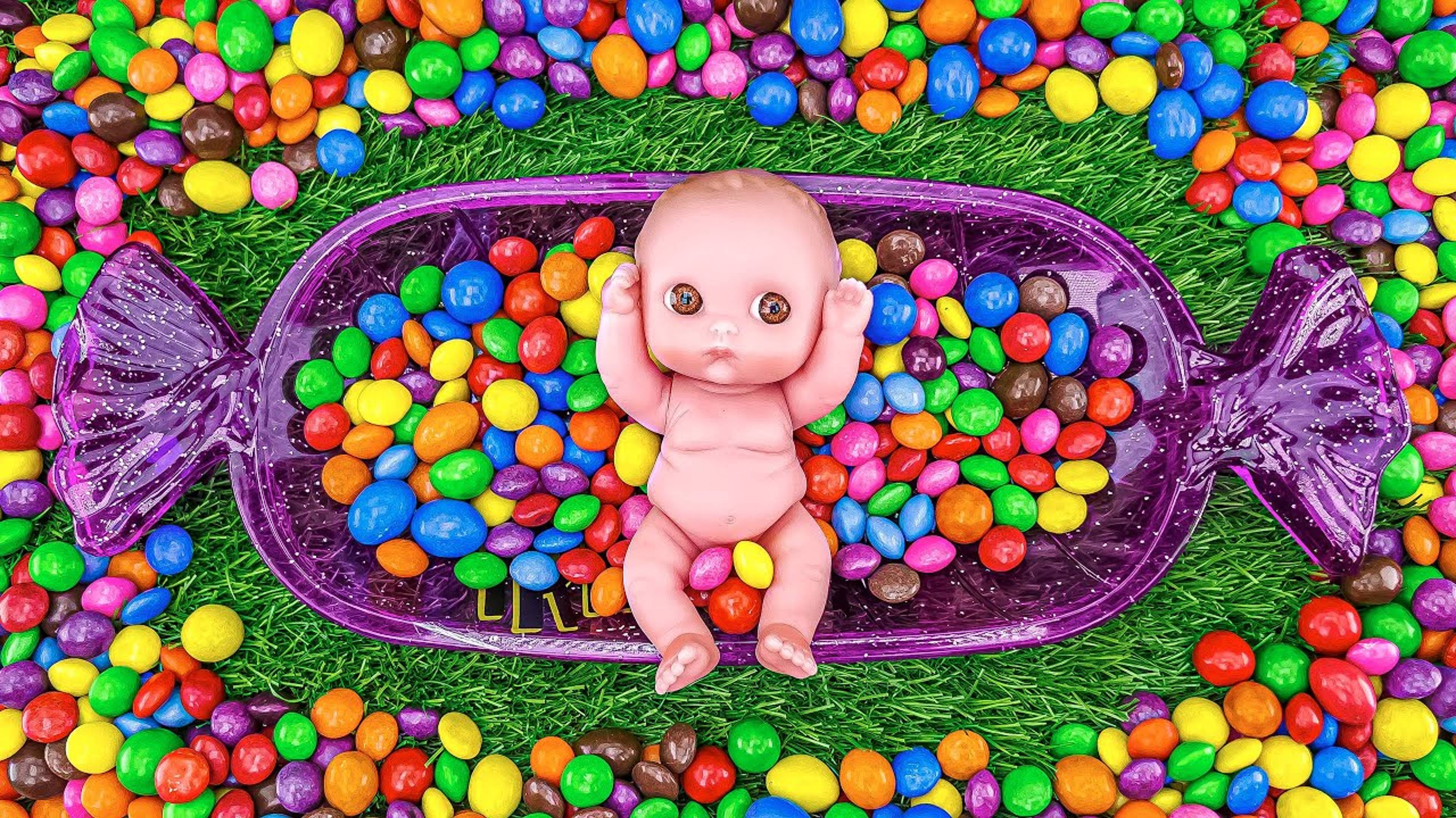 Радуга смешивает Skittles и M &M's в ванночке для конфет с нарезанным слаймом ASMR Видео