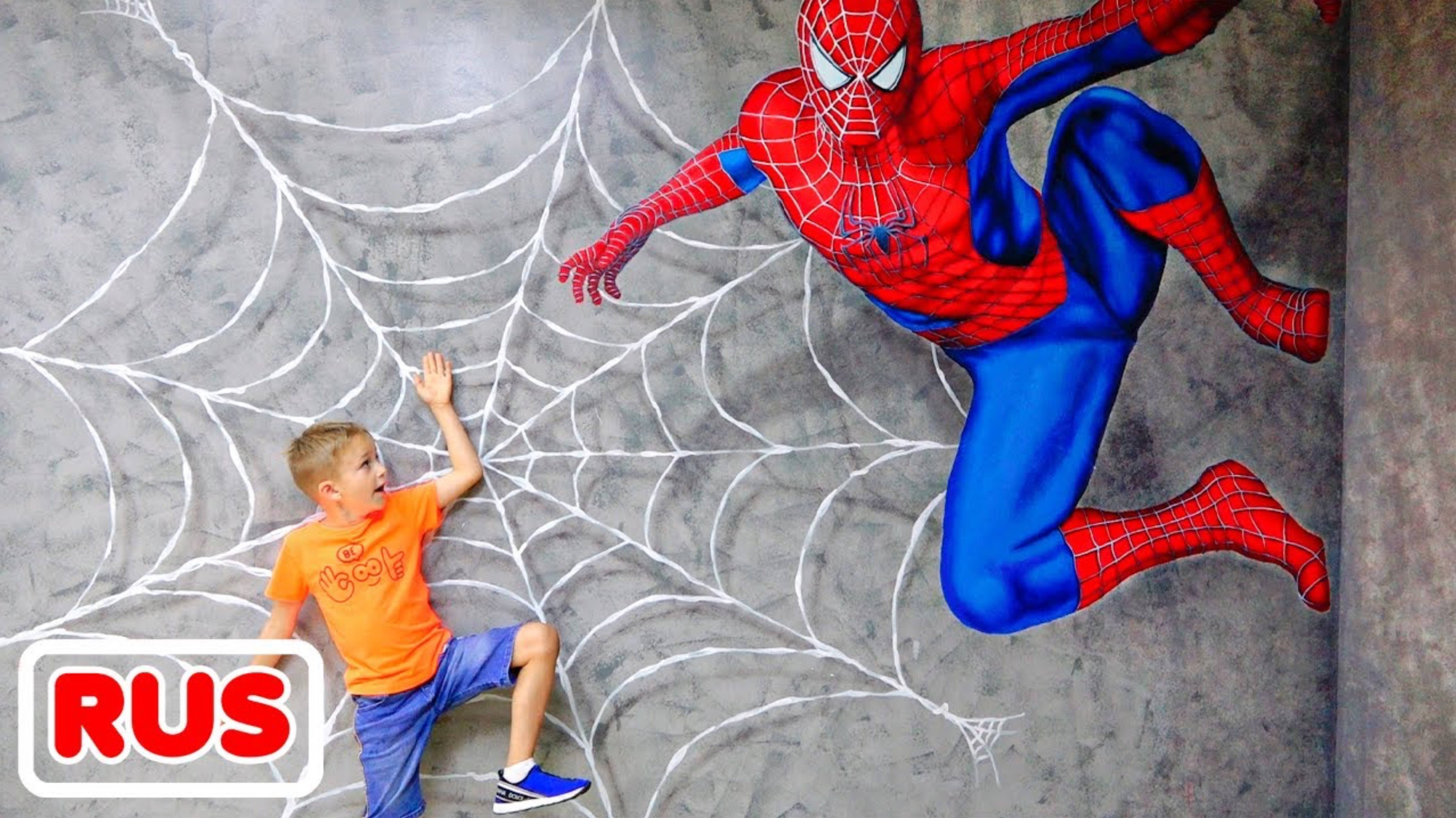 Влад и Никита вместе с мамой играют в детском музее в Дубае