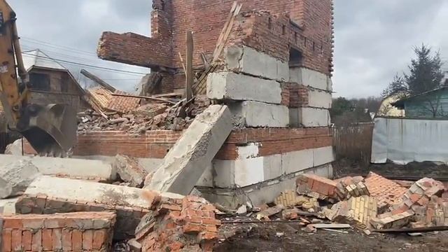 демонтаж дома колесным экскватором