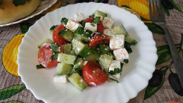 Овощной салат с сыром фета