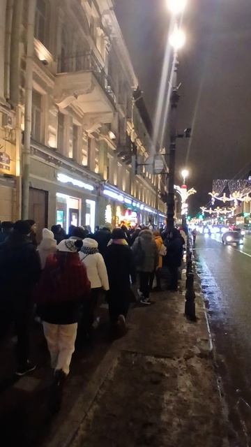 куда идут эти все люди.Питер