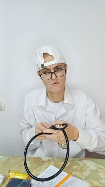 Врач внимательно слушает пациентку #больница #врач #пациент #юмор