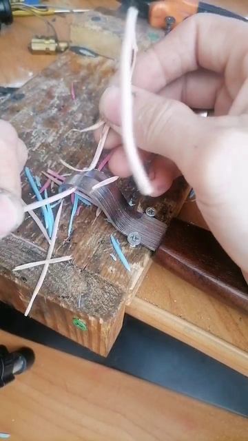 Рабочее место, маленькая мастерская по очистке проводов