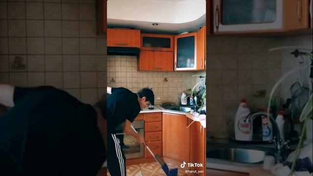 КАК ПЕРЕДВИГАЕШЬСЯ ТЫ ИЛИ МАМА КОГДА КТО-ТО СПИТ!