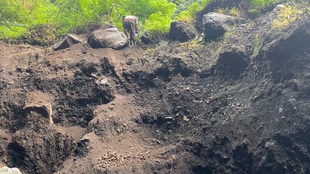 Строительство, шахтёры сбрасывали камни, они оказались тяжёлыми