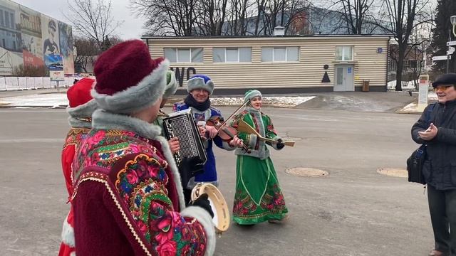 Поляне гуляют по ВДНХ с песнями и плясками